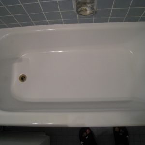 white tube after bathtub refinishing chicago