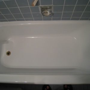 white bathtube after bathtub refinishing chicago