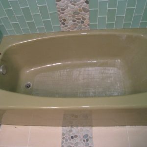 old brown tub before tub refinishing chicago